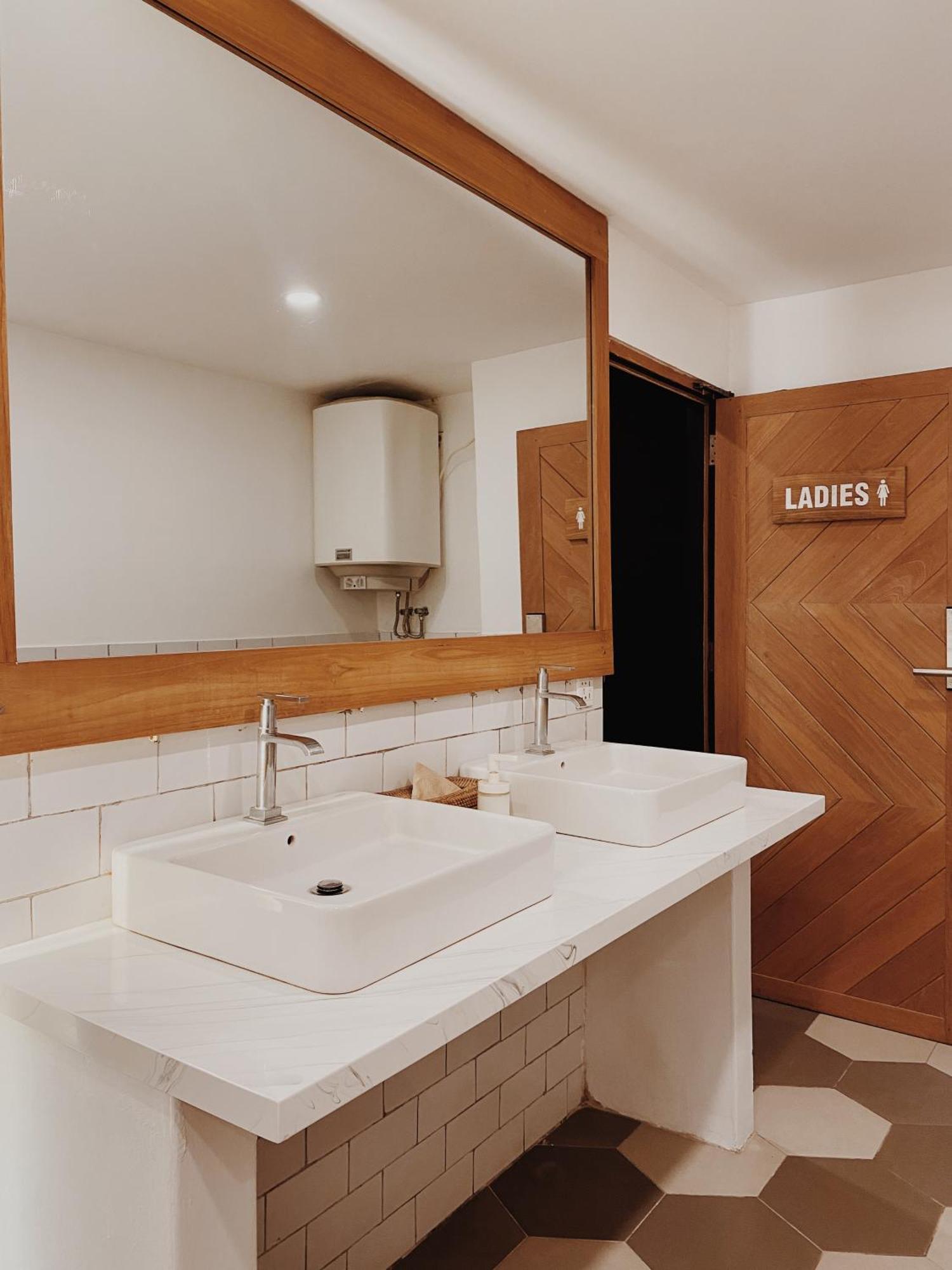 Kos One Hostel Canggu  Ngoại thất bức ảnh
